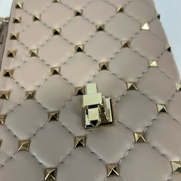 Valentino Garavani

Rockstud Spike Nappa Leather Crossbody Clutch Bag - Picture 9 of 14